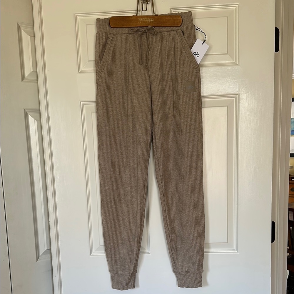 ALO Yoga tan muse sweatpant
